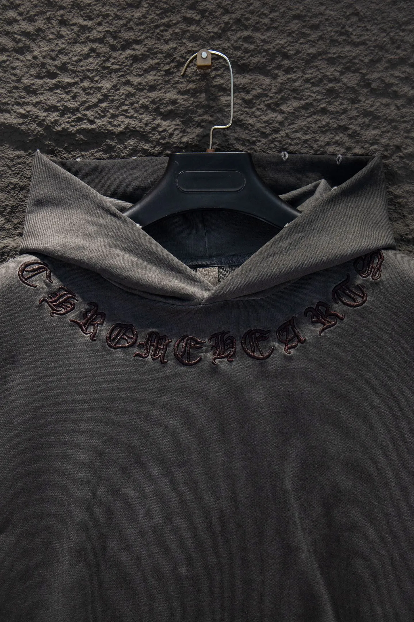 P340 🆕Chrome Hearts Home 420g weight, different from the market, unexplainable texture, os style is really charming, Chrome Hearts is really unique, each season’s new product styles are the best, very wearable, can be worn casually, nice✔️ - ⚠️100% cotton, made of custom-dyed terry cotton sweatshirt surface, 420g double-ply yarn, comfortable to the touch Made from imported knitting needle carded cotton, the thickness is moderate, drapey and contoured, making the upper body comfortable! ! It is very tolerant to fat body types and can instantly lose five pounds after wearing it!  Front panel #Back panel hardware elements# The English letters are arranged artistically. Imported Tajima high-density heavy-duty embroidery technology. The font is three-dimensional and full. The body of the garment is treated with reverse-bottom fried colors, old and worn elements, which greatly increases the interest of the clothing; unique visual effects.  Hem Loose closing Double-layer fabric Good closing effect Exquisite hemming Color: Anti-bottom fried gray Size: S-M-L-XL